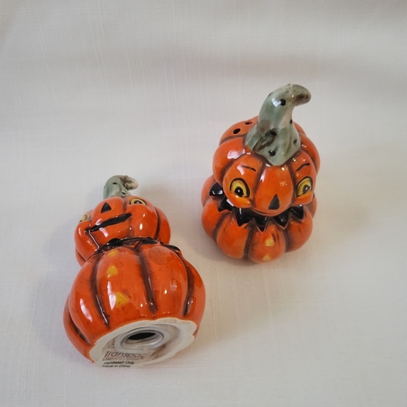New Johanna Parker Pumpkin Salt and Pepper Shakers - Picture 4 of 9